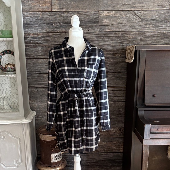 Abercrombie & Fitch Dresses & Skirts - Abercrombie & Fitch Black and Tan Plaid Flannel Shirt Dress